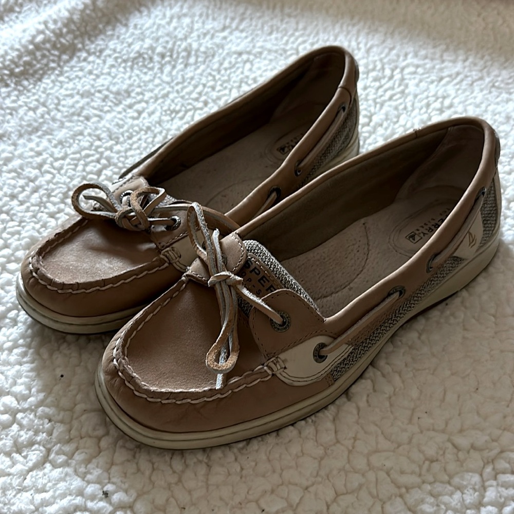 Women’s Sperry boat shoes, in brown and cream color, size 9, excellent shape